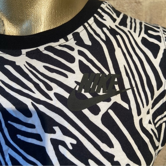 Nike  women’s white & black sleeveless shirt‎ in size small - Picture 5 of 10